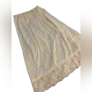 Vintage‎ Wondermaid Elegant Cream Lace Trim Slip